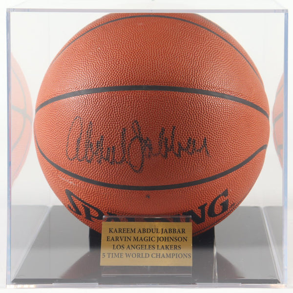 🏀👑 KAREEM ABDUL-JABBAR SIGNED NBA BASKETBALL + NAMEPLATE DISPLAY CASE – PSA ✍️🏆